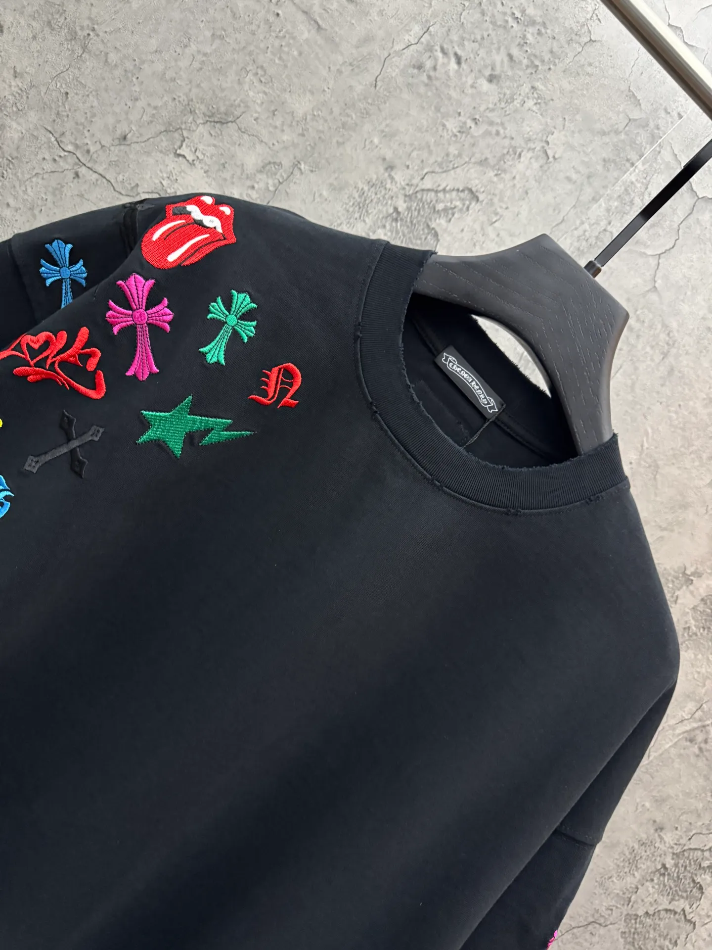 P240 top version, real shot without P, ​​different from market currency) 𝗖𝗵𝗿𝗼𝗺𝗲 𝗛𝗲𝗮𝗿𝘁𝘀/Cro Heart 2026 Spring New Original Single Counter American Color Thread Embroidery Couple Short Sleeves 👑The highest version! Customized fabric 320 grams, best-selling model at the counter, very comfortable to wear. Accessories: original molded and authenticated collar label ➕ 100% silk wash water label. Genuine purchase-grade original hangtag➕matching hanging rope➕3D hanging beads➕original packaging bag. Craftsmanship: The original version has consistent wiring! The highest version of the armhole matching technique! Color: White Black Size: S M L XL Style No.: 5211